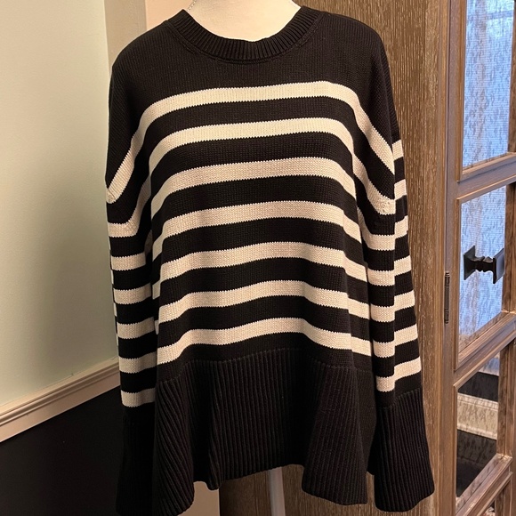24/7 Split-Hem Crewneck Sweater~Oversized~B&W - Picture 2 of 3